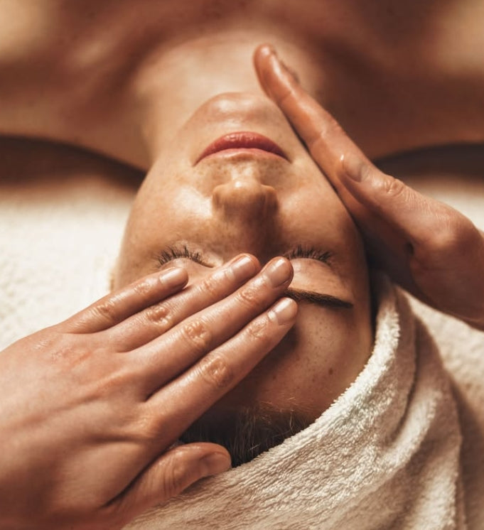 Massage facial : microcirculation, détente et routine